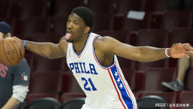 KOK体育-NBA球星恩比德考虑投身足球运动员