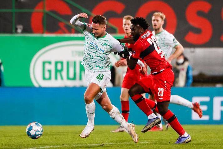 沙尔克客场惨败，降级危机愈发严重(沙尔克降级原因)